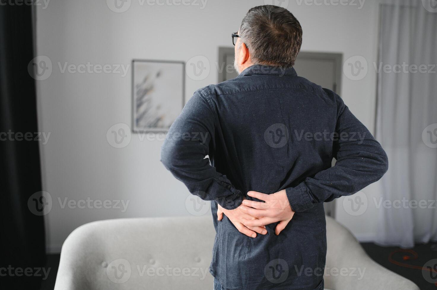 Mais velho Senior homem com costas dor ou dor nas costas foto