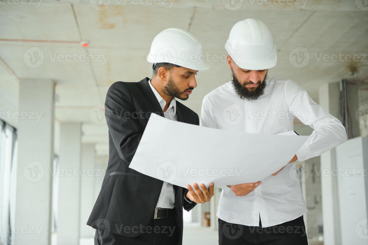 multiétnico o negócio equipe. construção conceito. indiano e árabe engenheiros inspecionar a construção. foto