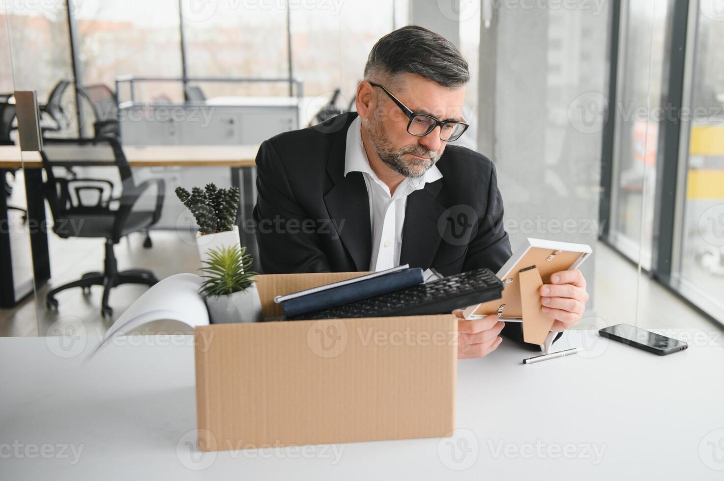 velho masculino empregado dentro demissão conceito foto