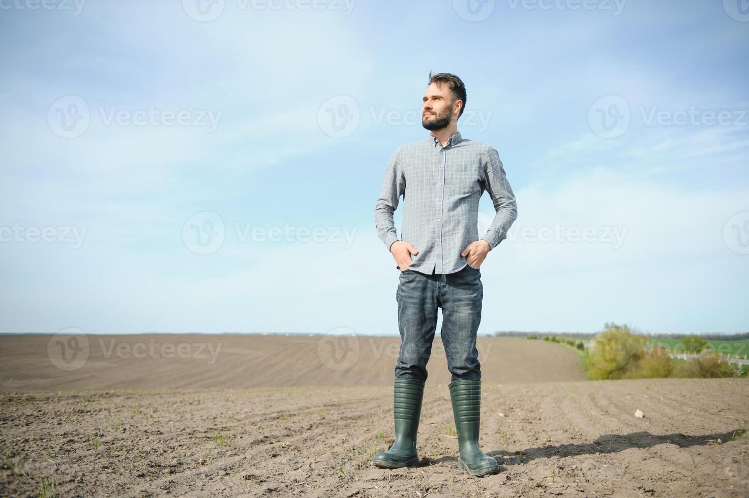 retrato do agricultor em pé dentro campo. foto