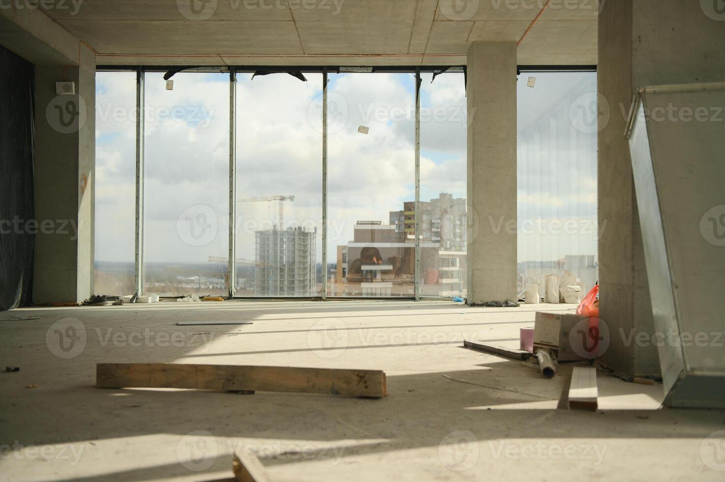 muito canteiro de obras de torre com guindastes e prédio com fundo de céu azul foto