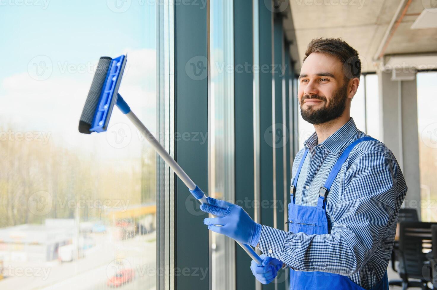 masculino zelador limpeza janela dentro escritório foto