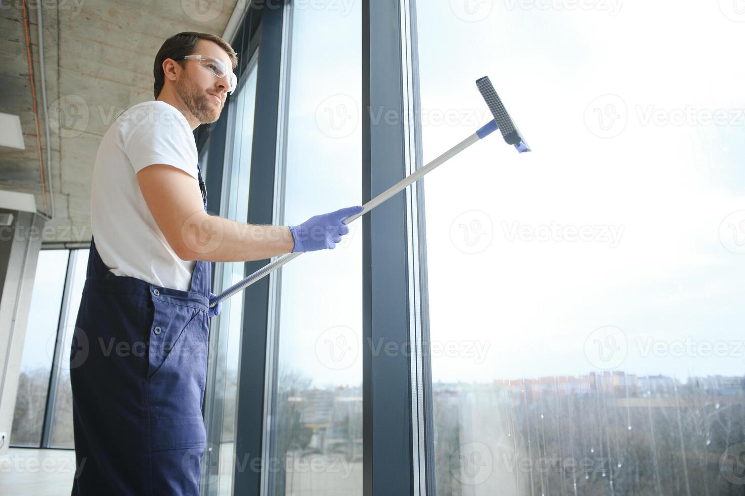 masculino trabalhador lavando janela vidro foto