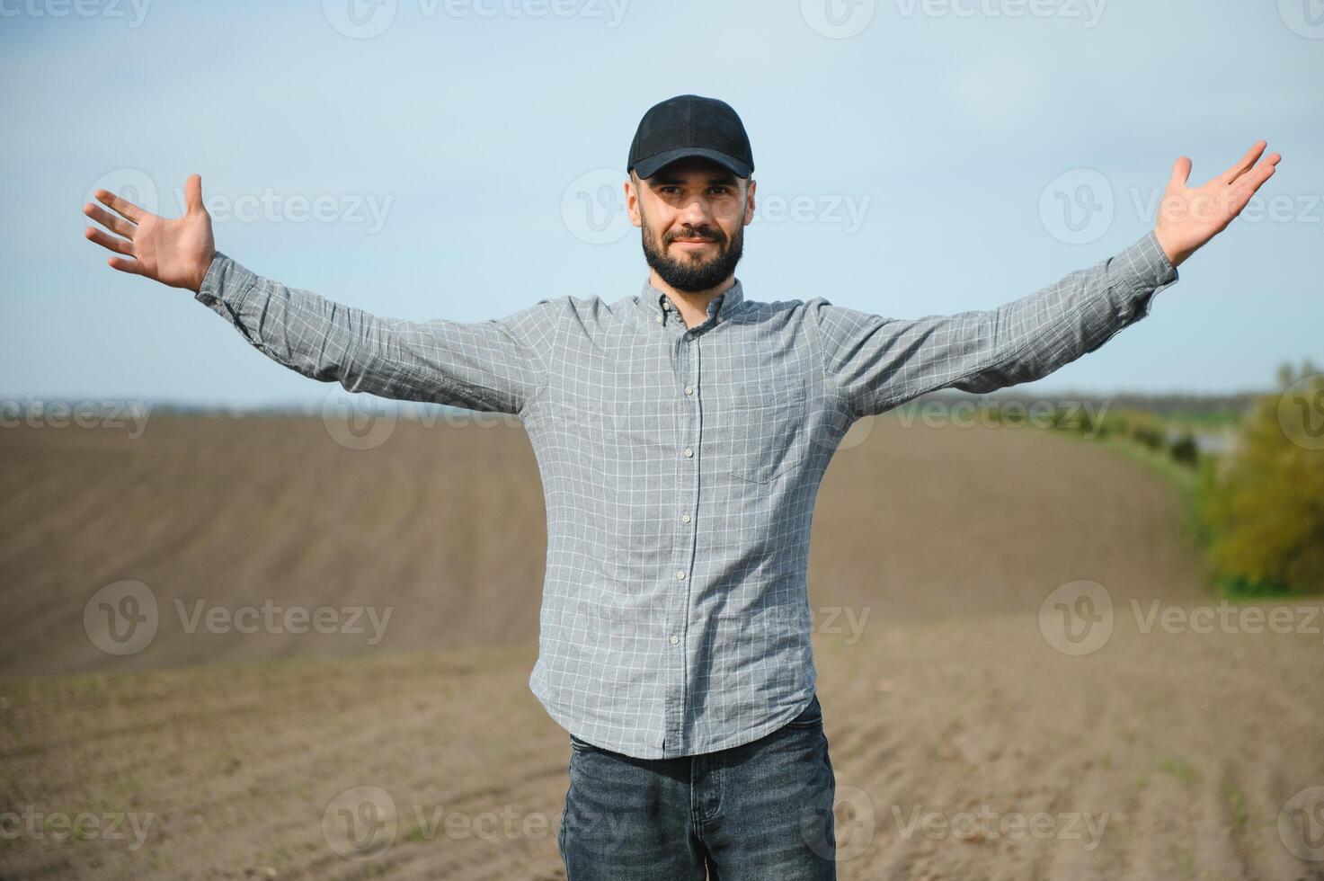 retrato do agricultor em pé dentro campo. foto