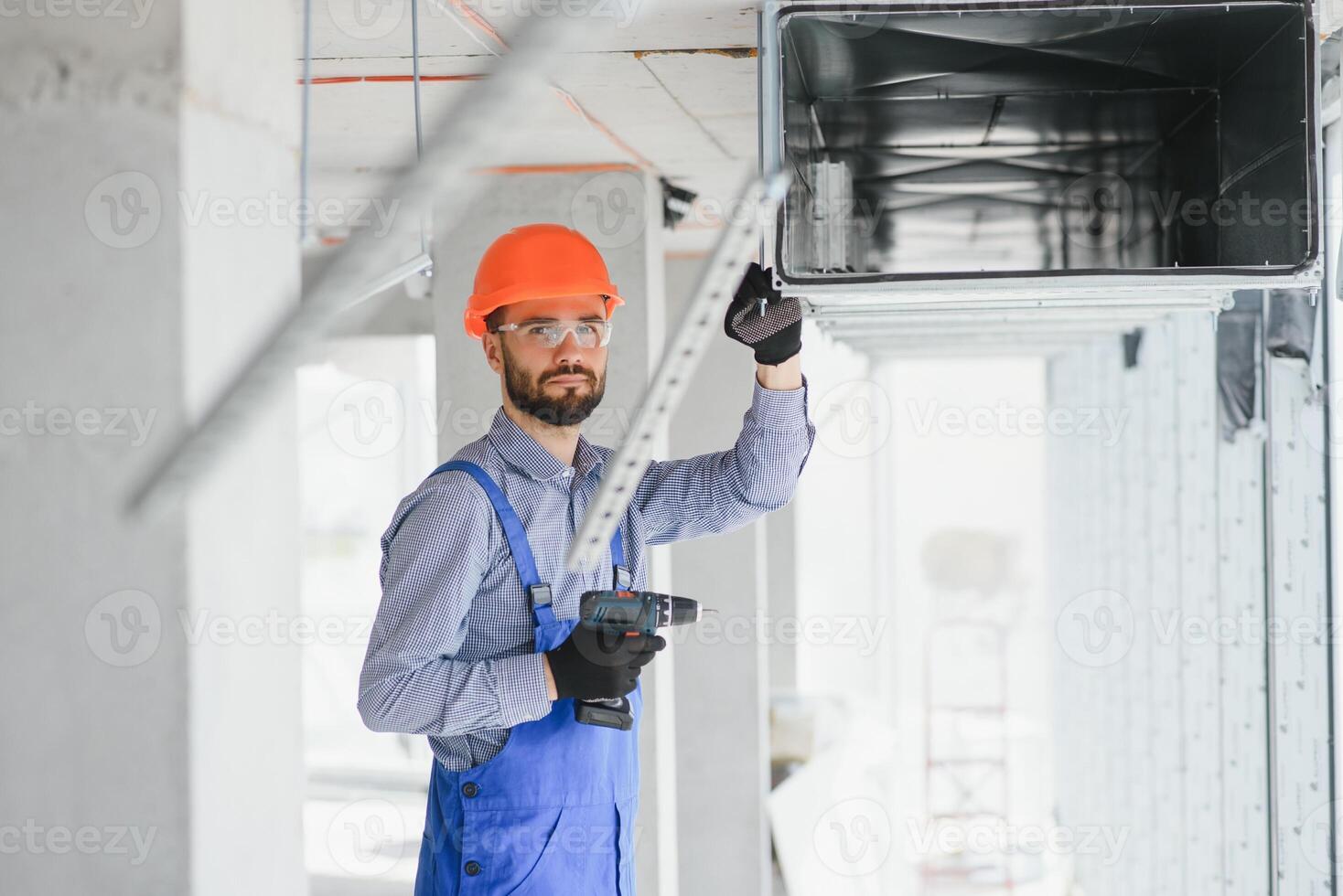 industrial tema. armazém aquecimento e resfriamento sistema instalação de profissional caucasiano técnico. comercial construção ventilação retângulo canais. ar distribuição. foto