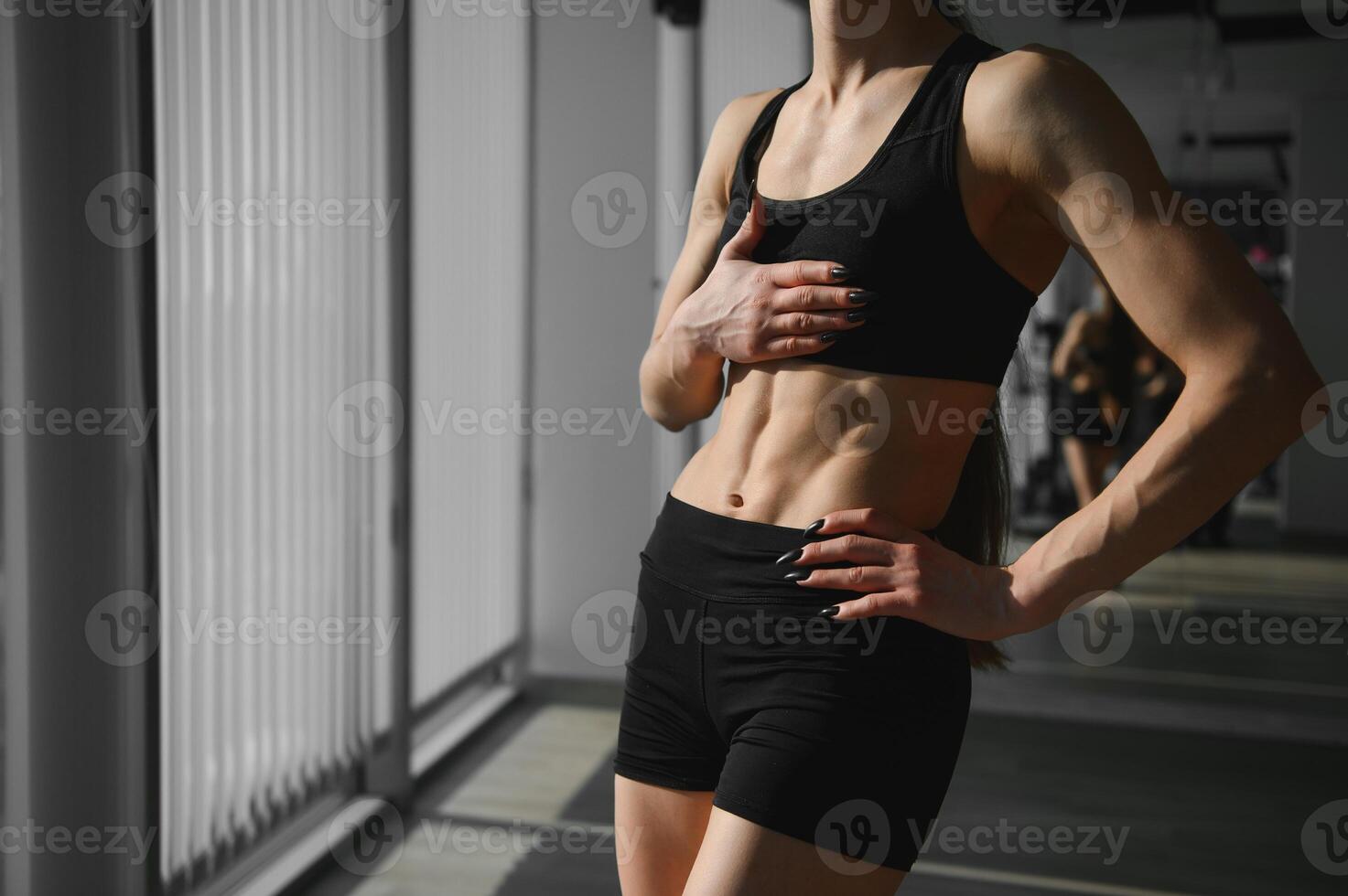 fechar acima imagem do atraente em forma mulher dentro academia. foto