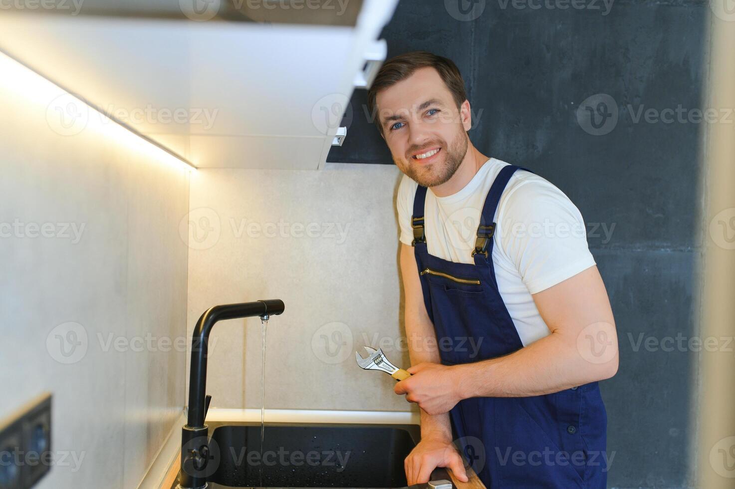 jovem reparador instalando torneira do cozinha Pia dentro cozinha quarto foto