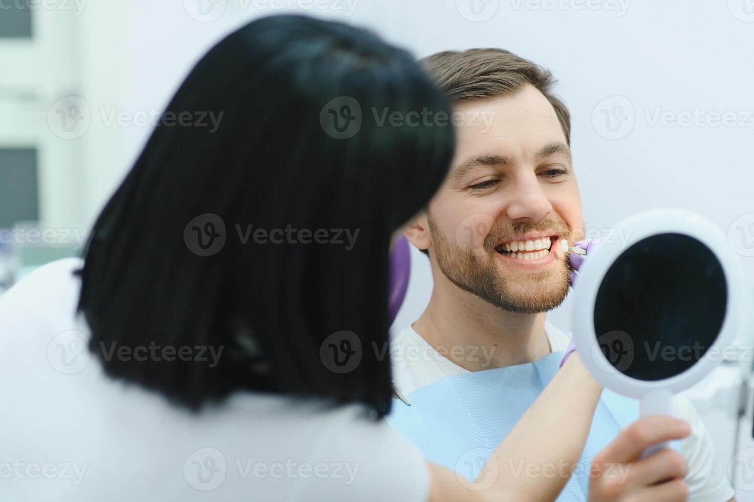 dental Cuidado conceito. bonito jovem cara às a Dentistas escritório. foto