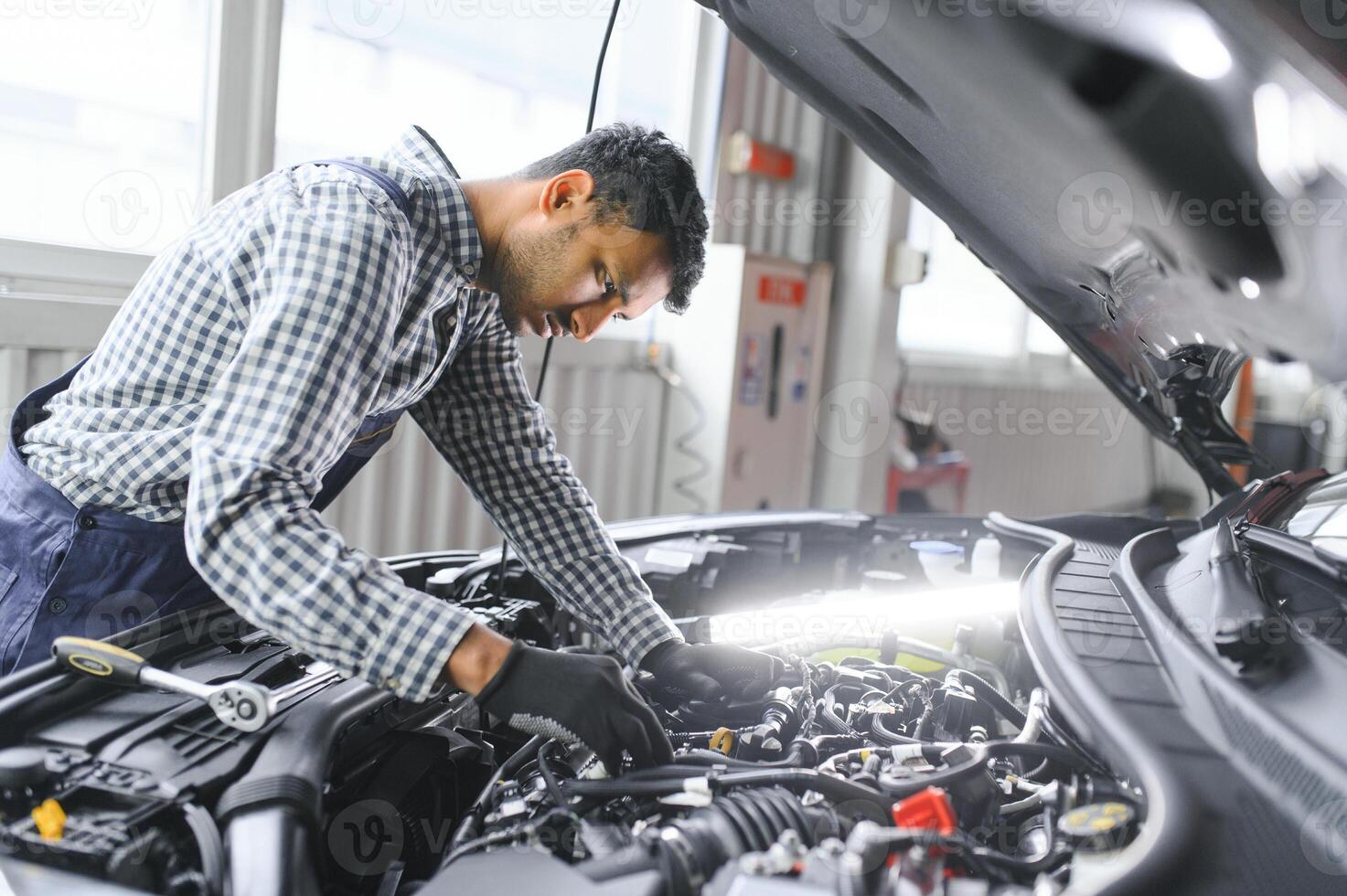 serviço, reparar e profissão conceito - indiano mecânico às carro serviço foto