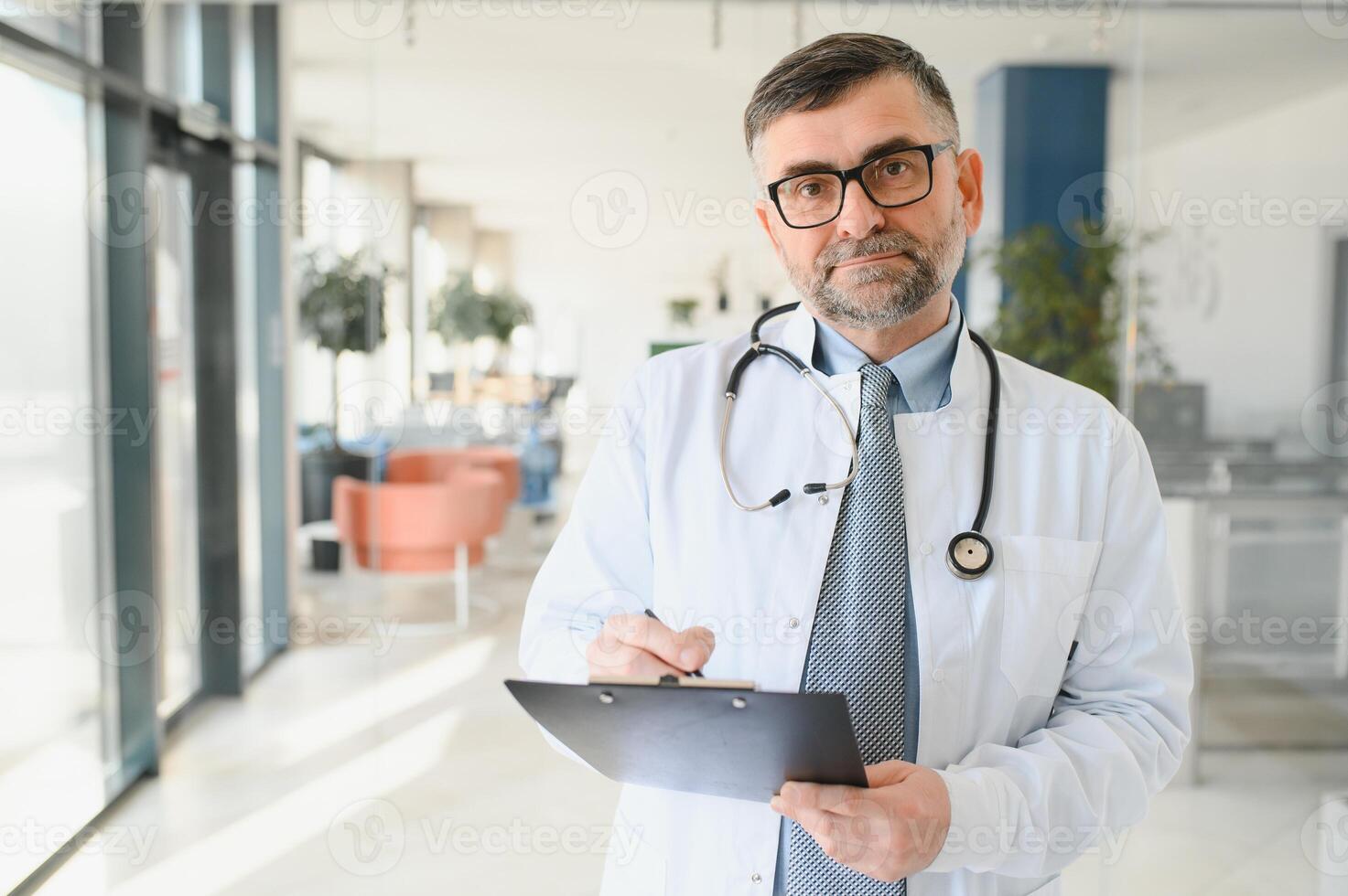 retrato do uma Senior médico dentro dele escritório dentro uma hospital foto