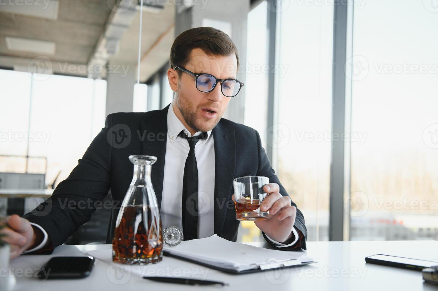 alcoolismo às trabalhar. cansado empregado bebendo álcool às ambiente de trabalho, pode não lidar com estresse. foto