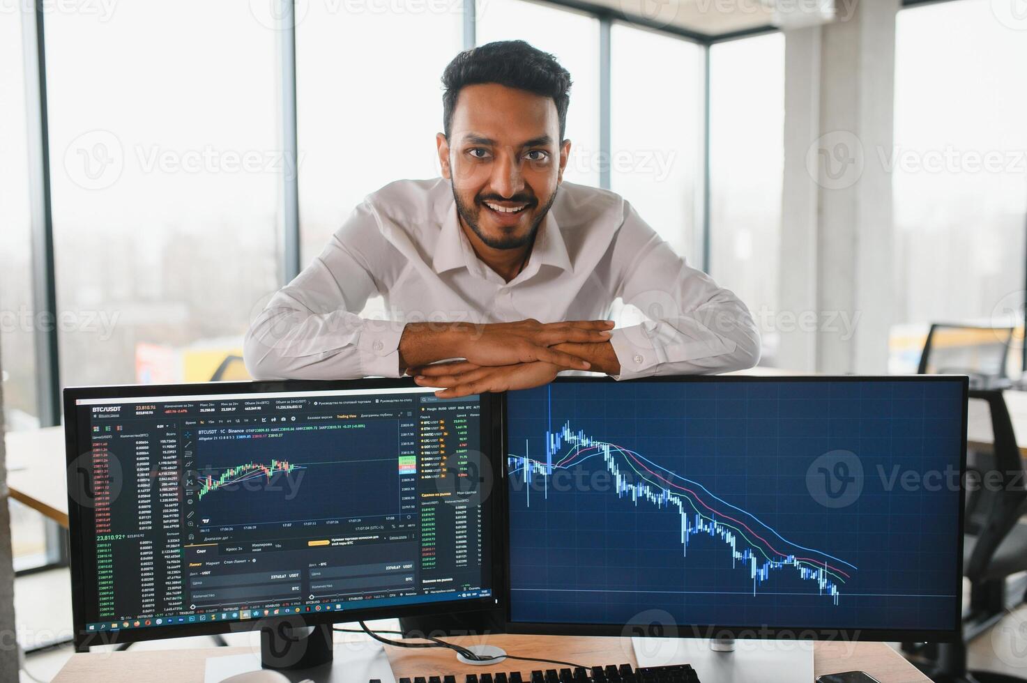 retrato do uma positivo bem sucedido indiano ou árabe comerciante, estoque mercado corretor, criptografia gráficos em computador portátil tela foto