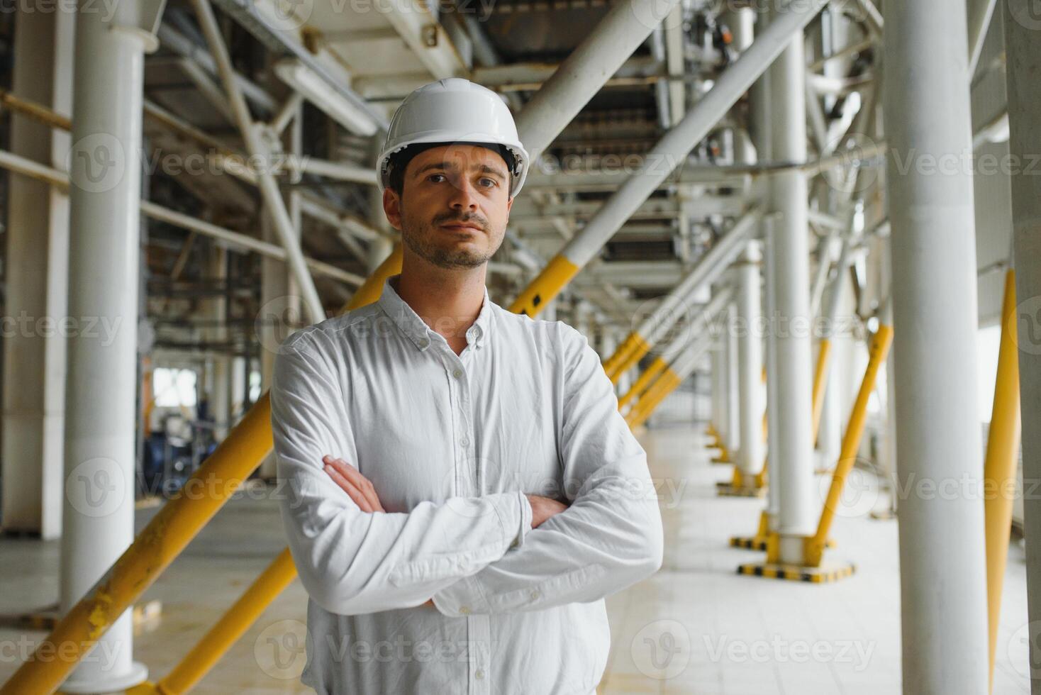 feliz masculino industrial técnico dentro uma fábrica foto