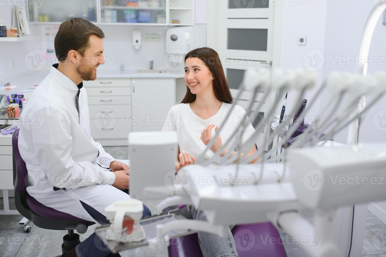 lindo jovem mulher tendo dental tratamento às Dentistas escritório. foto