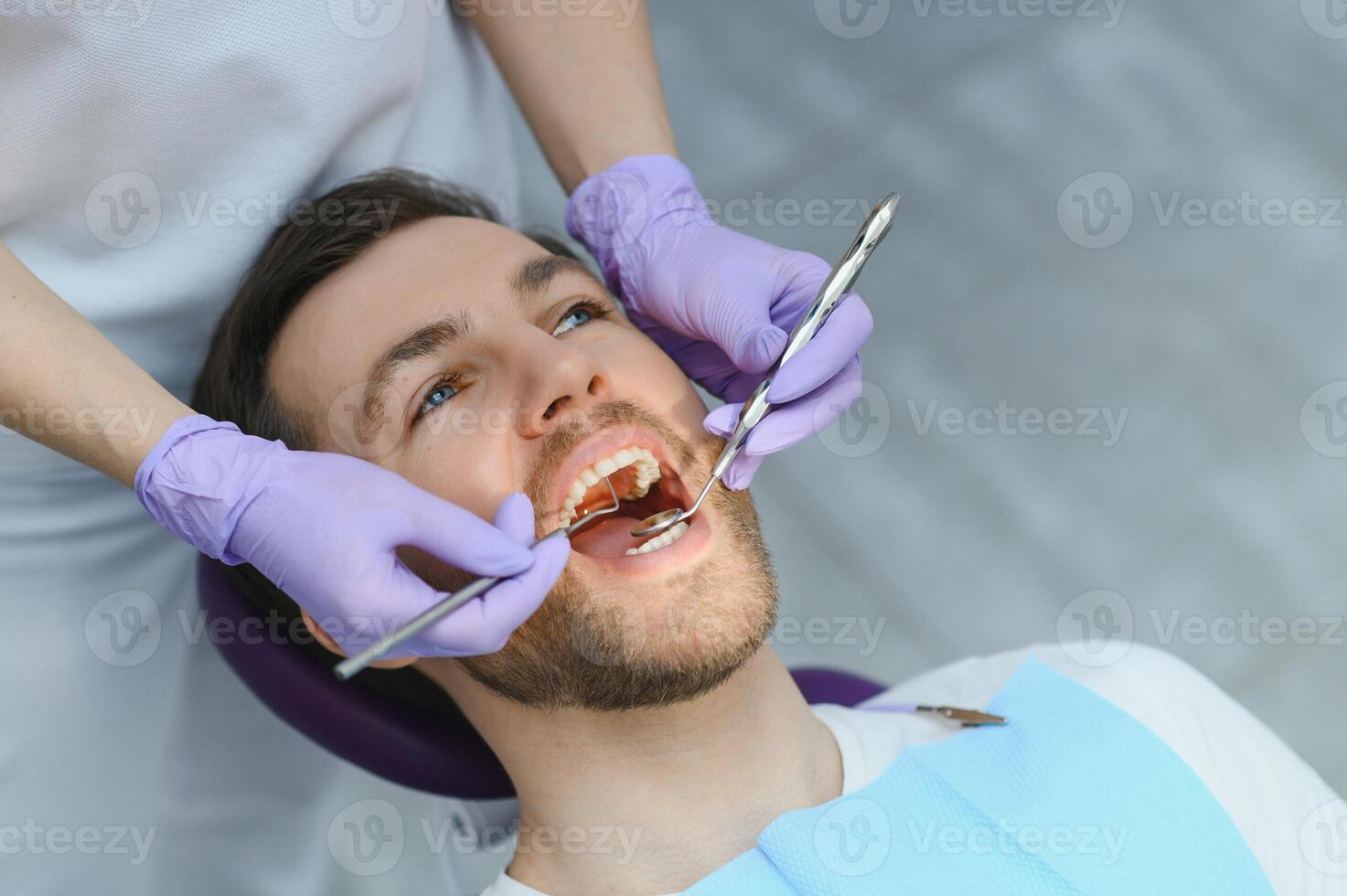 jovem homem às a dentista. dental Cuidado, levando Cuidado do dentes. cenário com cópia de espaço para fundo. foto