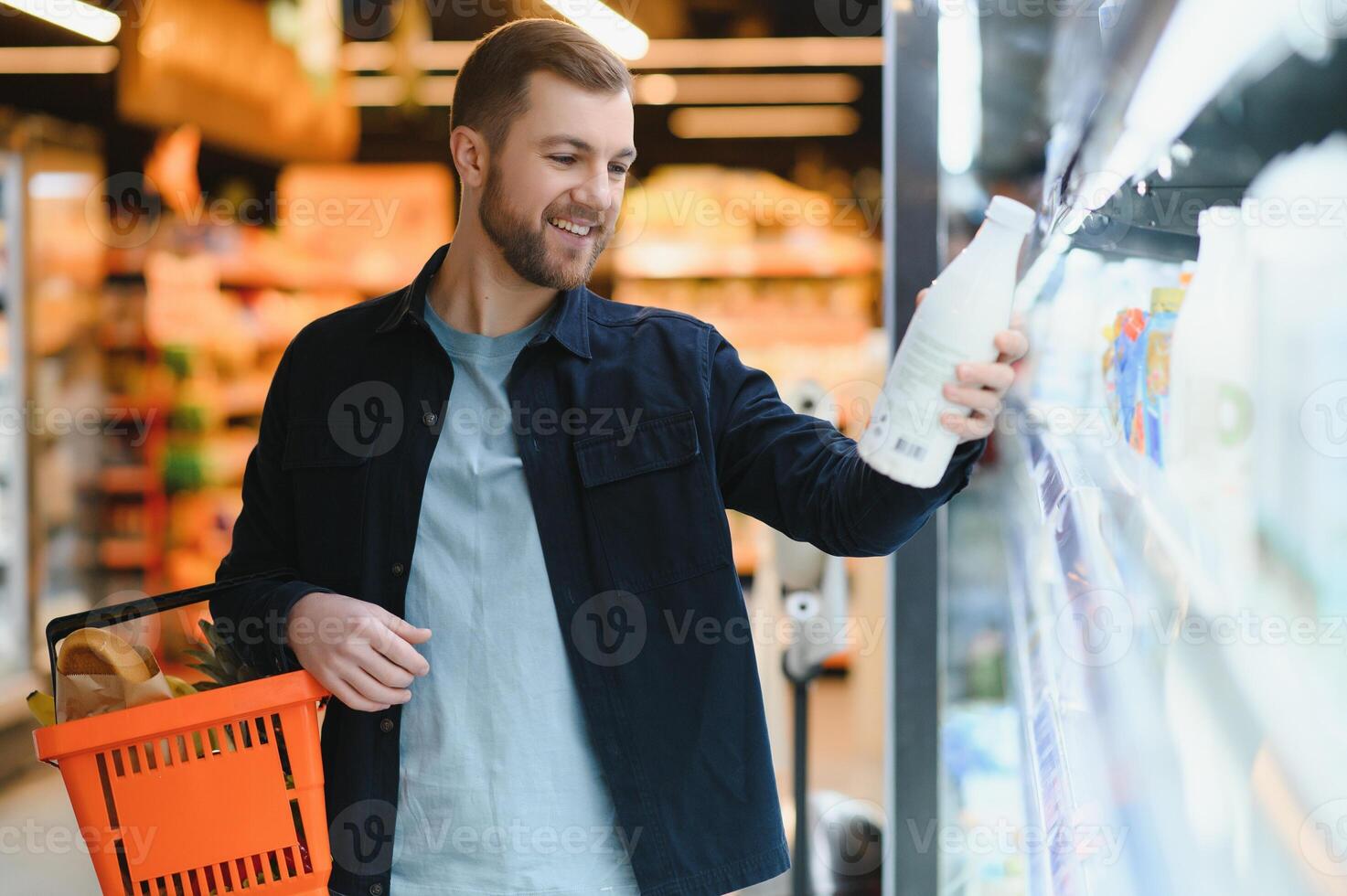 homem dentro supermercado, mercearia loja cliente foto