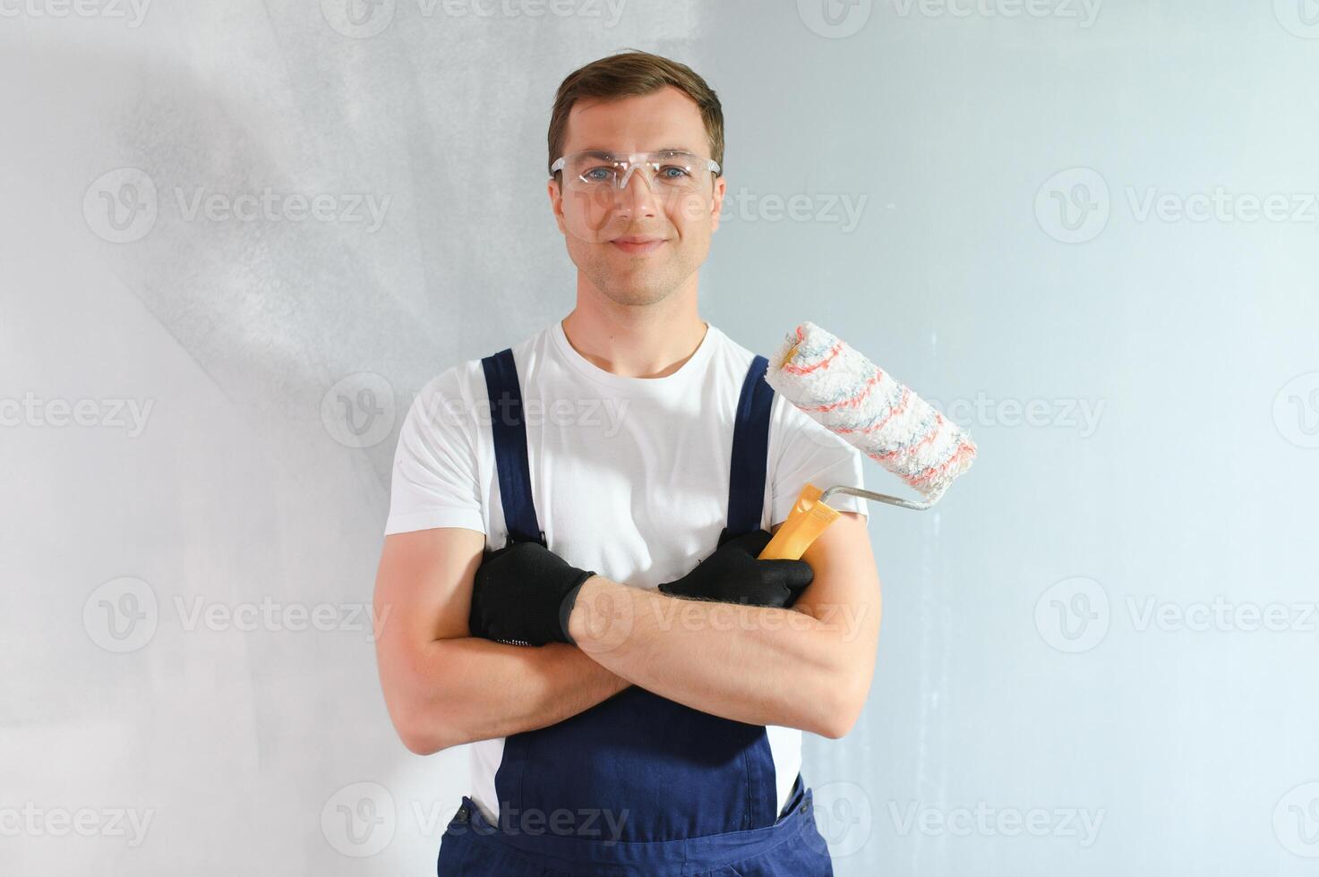 jovem trabalhador pintando parede no quarto foto