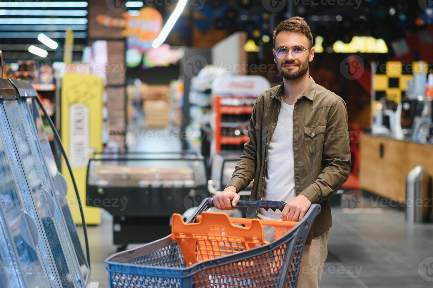 bonito homem compras dentro uma supermercado foto