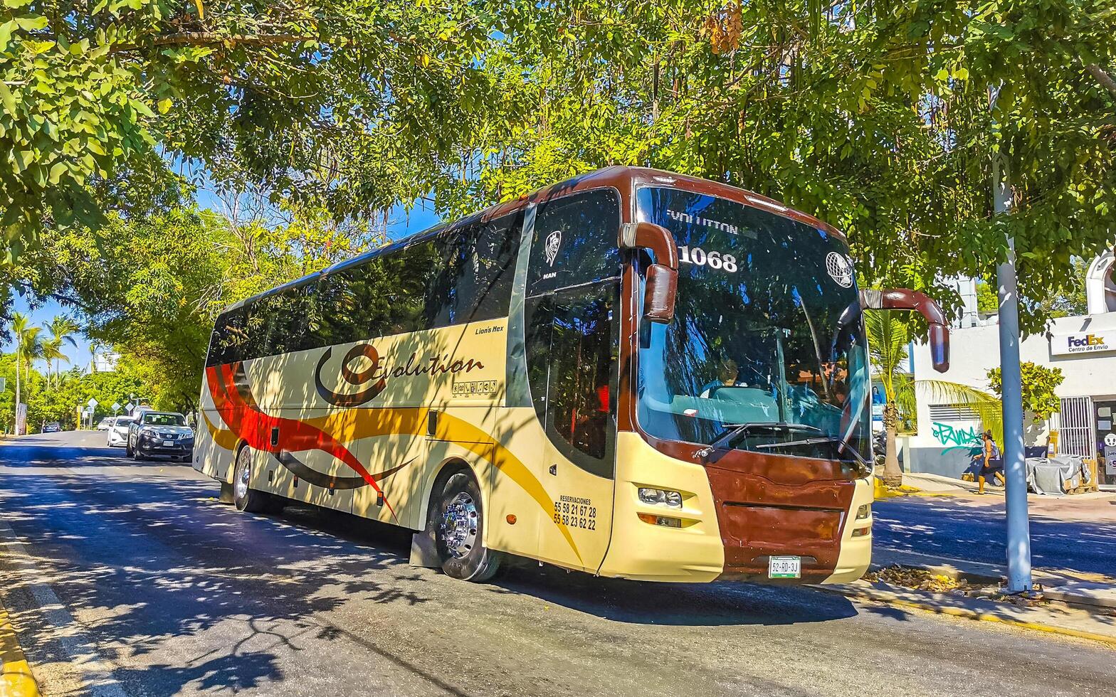 porto escondido Oaxaca México 2023 vários colorida ônibus treinador Tour ônibus transporte dentro porto escondido México. foto