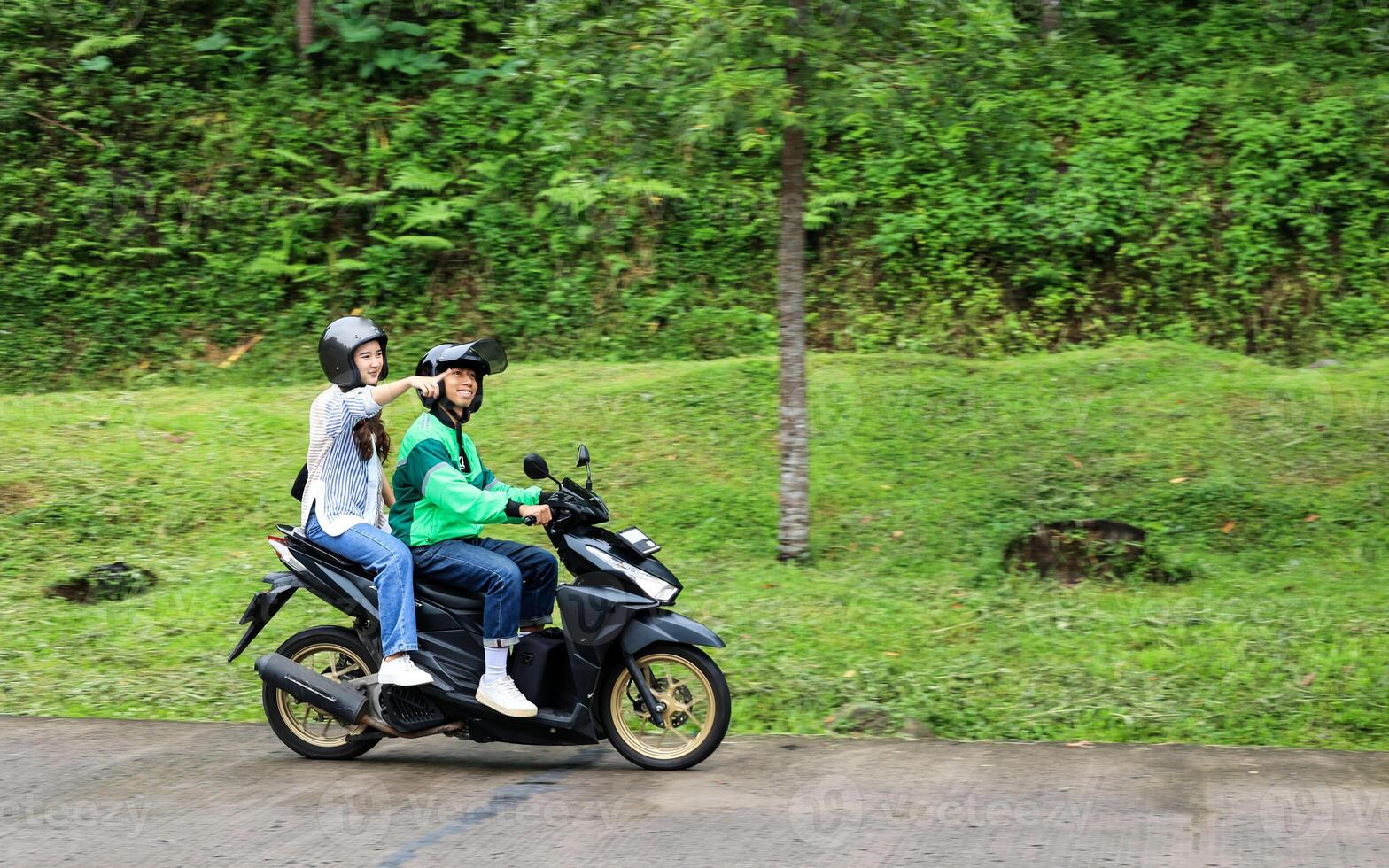 ásia conectados motorista com fêmea passageiro apontando foto