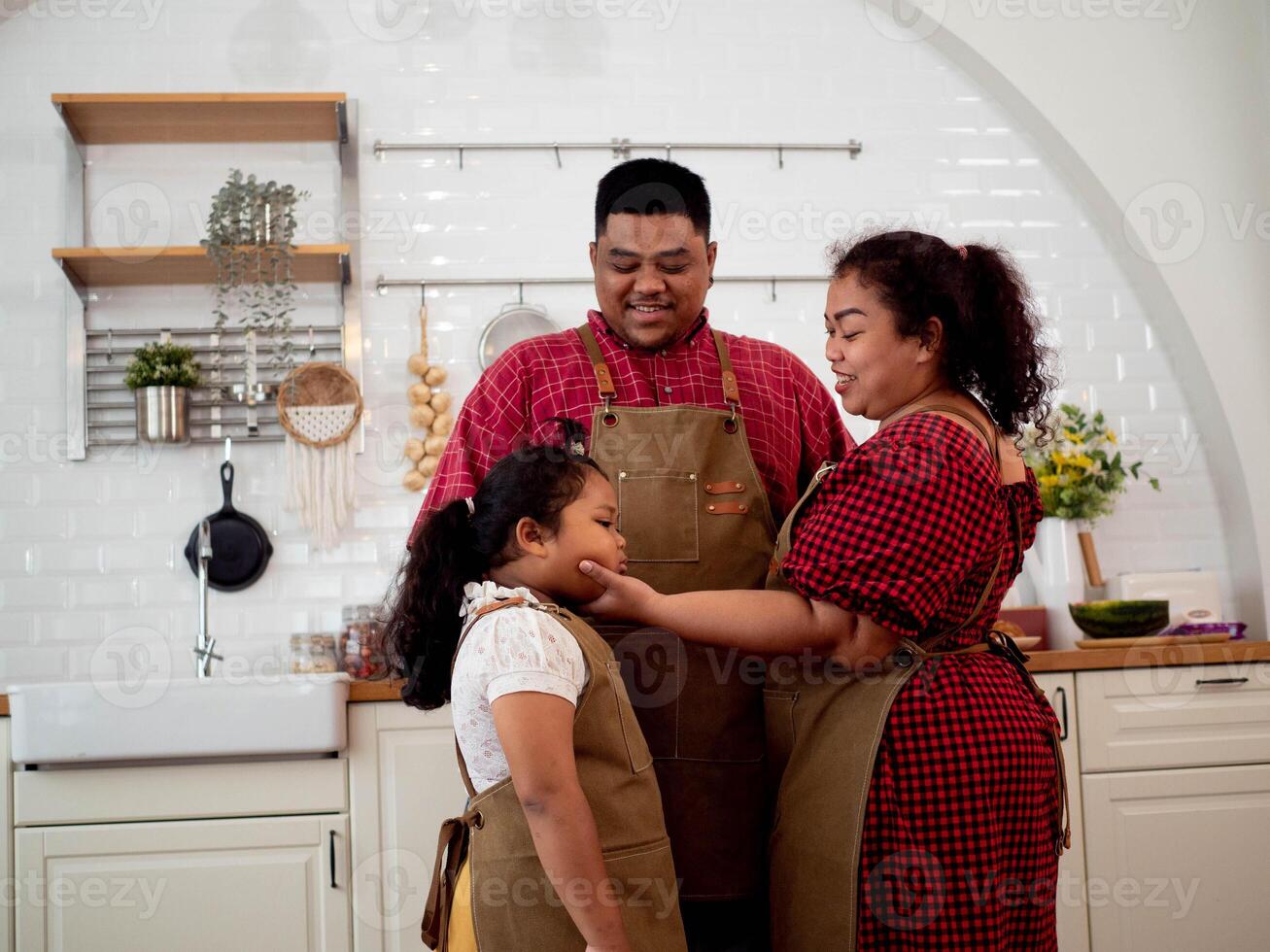 família pai Preto pele pai mãe filho menina criança Preto pele sul africano mulher homem fêmea masculino juntos apreciar engraçado verão abraço período de férias confortável caloroso acolhedor lindo fofa estação jogando vida foto