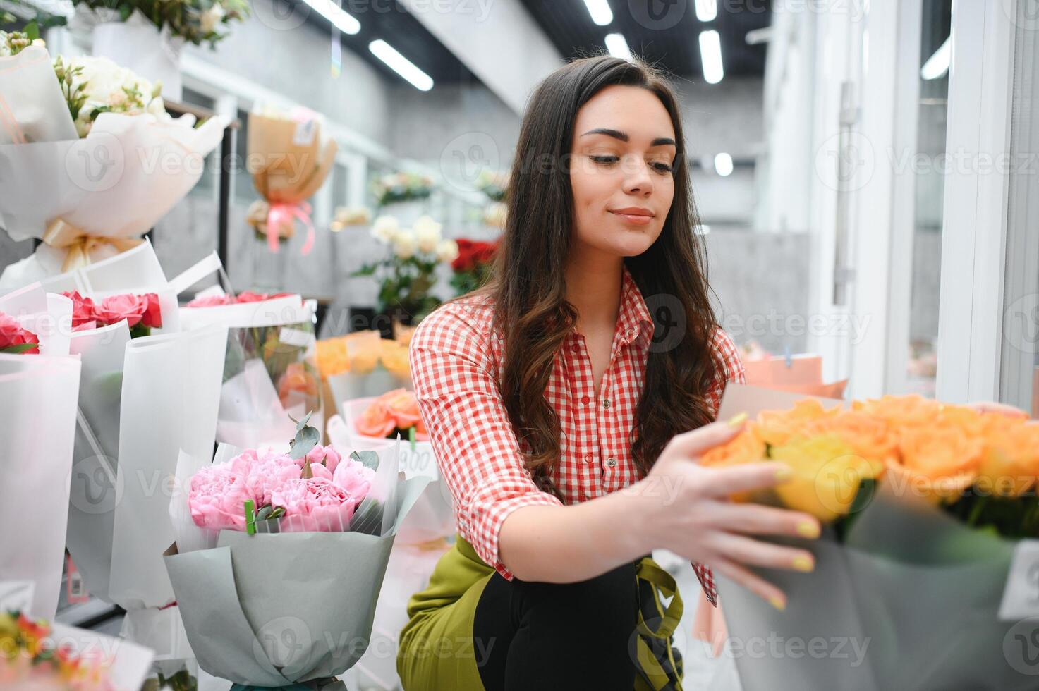 comece bem sucedido sme pequeno o negócio empreendedor proprietário mulher em pé com flores às florista fazer compras serviço trabalho. retrato do caucasiano menina bem sucedido proprietário meio Ambiente amigáveis conceito bandeira foto