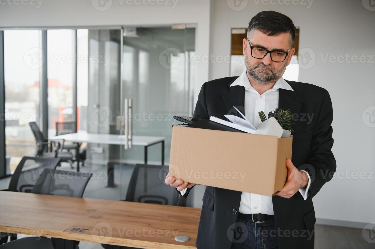 velho masculino empregado dentro demissão conceito foto