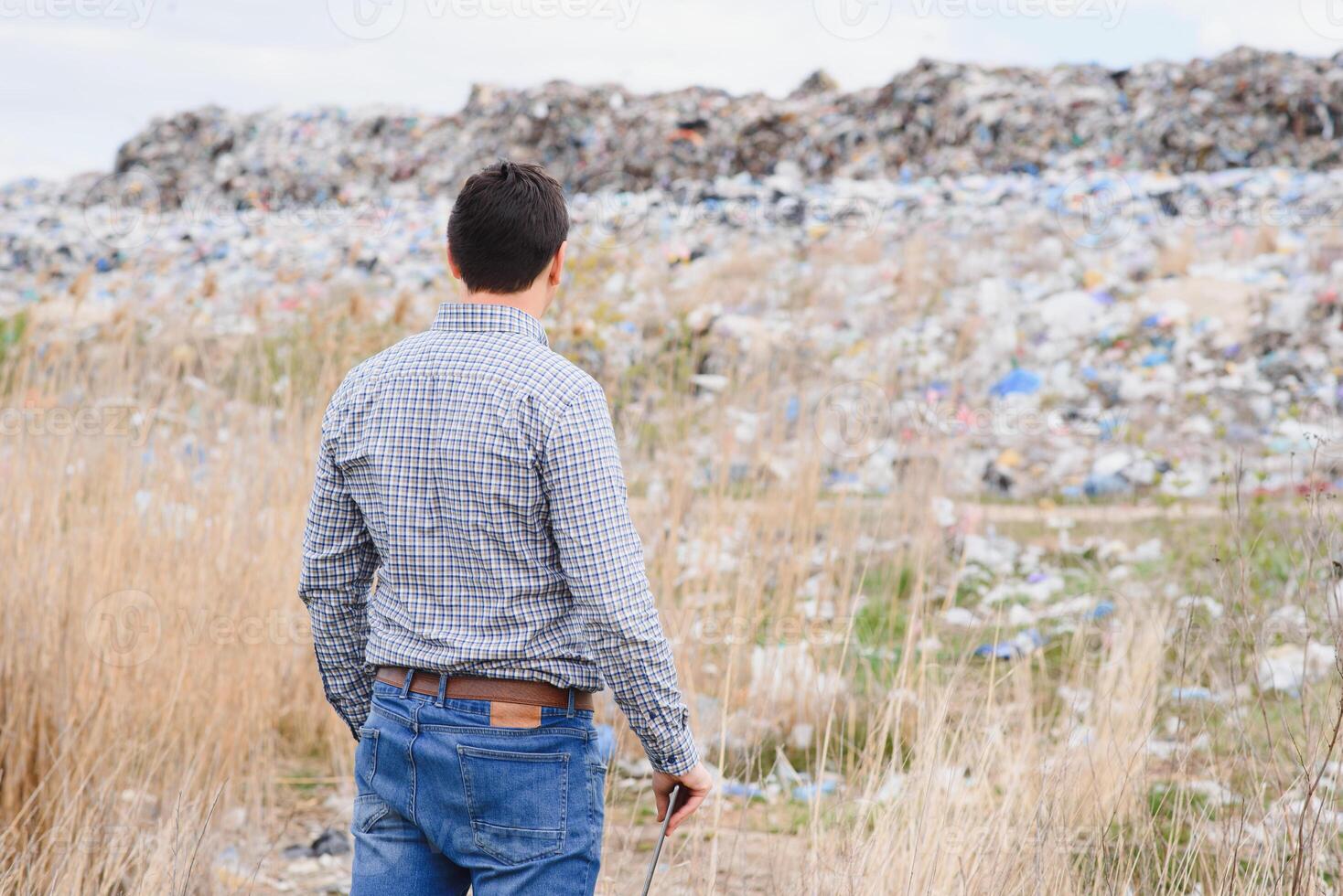 de Meio Ambiente ativista perto a aterro. guardando a meio Ambiente limpar. ecológico problemas. reciclando foto