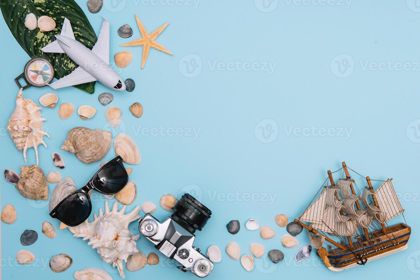 viagem acessórios em azul fundo, viagem conceito. topo Visão com cópia de espaço foto