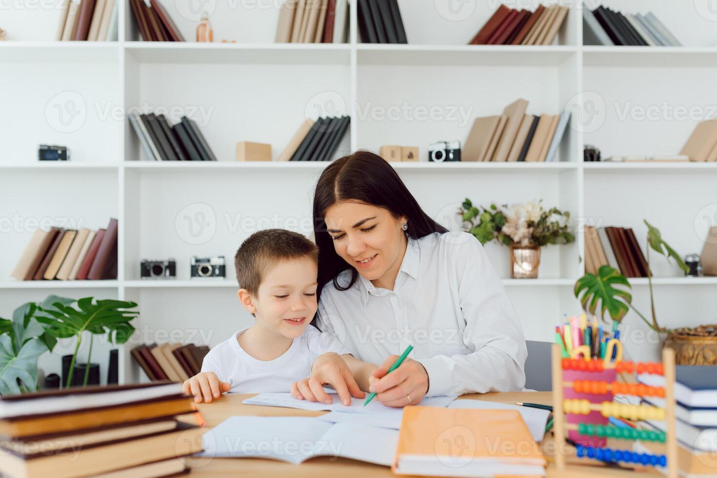 tutor com aluno. pequeno menina estudo. privado lição. foto