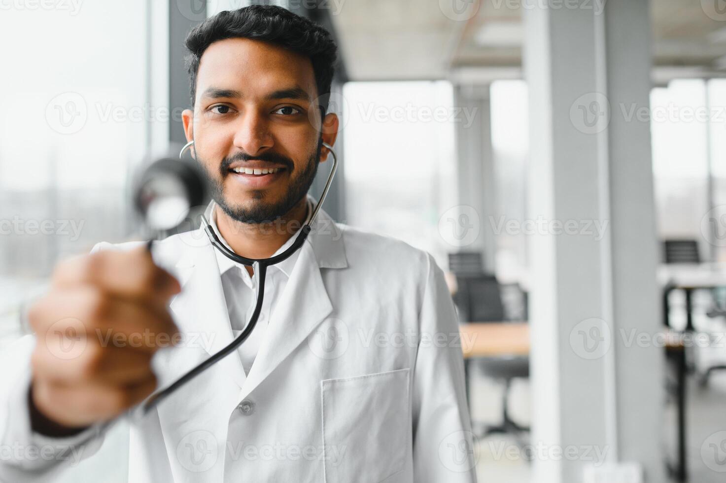 bonito indiano masculino médico segurando esvaziar branco ou em branco conta-gotas garrafa foto