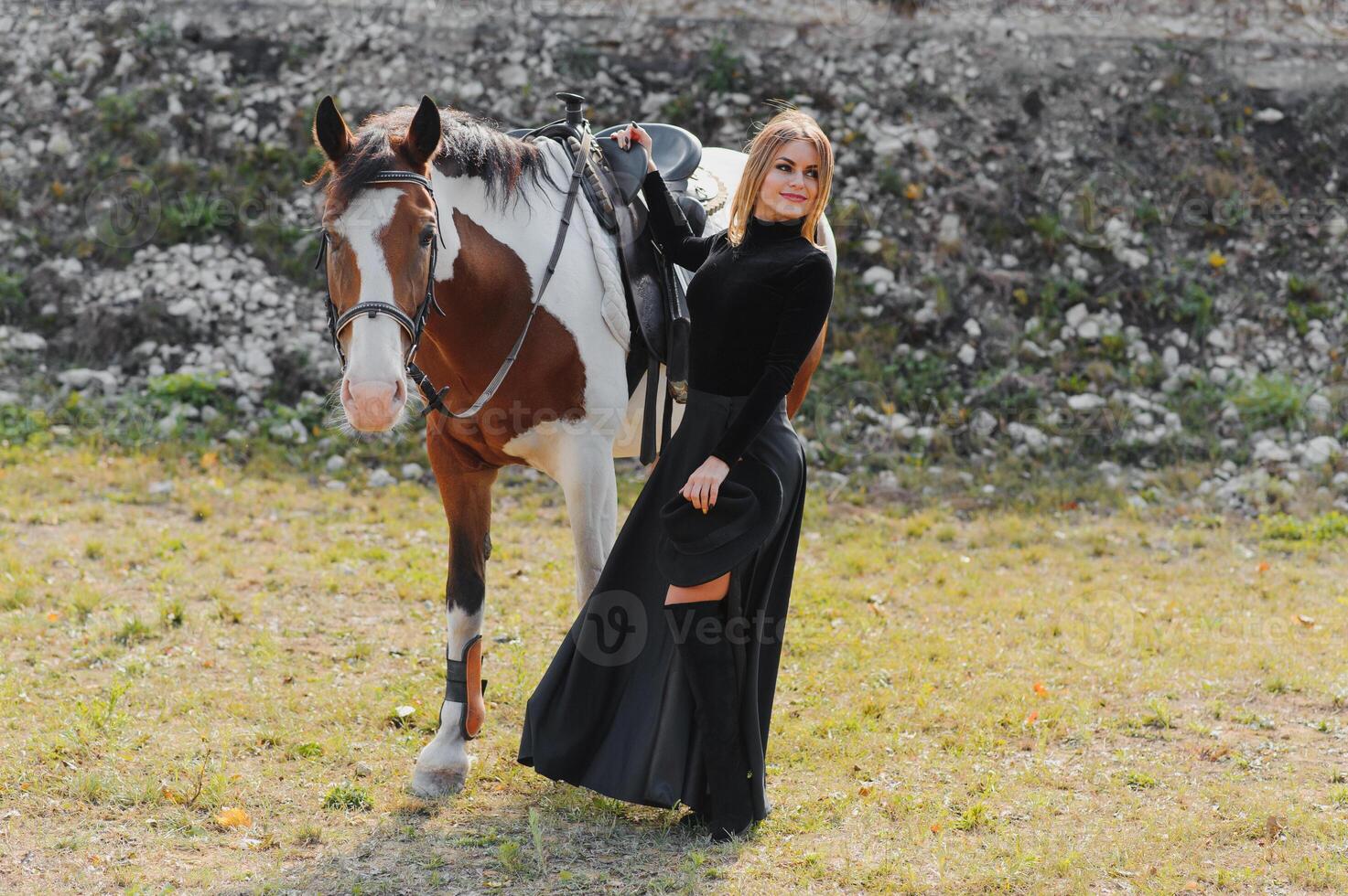 elegante retrato do uma lindo jovem mulher e cavalo foto