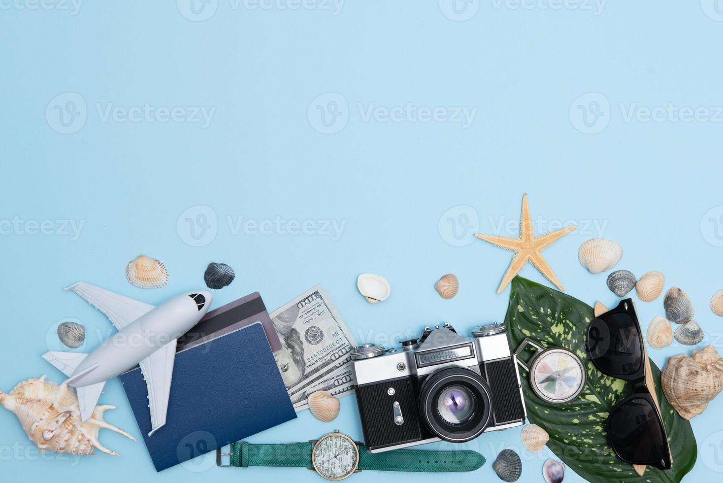 viagem acessórios em azul fundo, viagem conceito. topo Visão com cópia de espaço foto