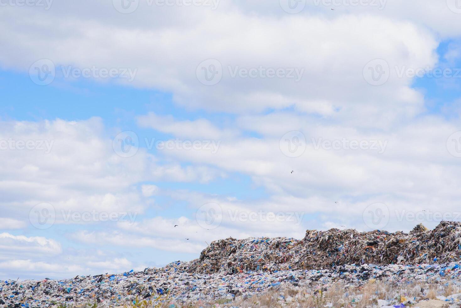 sucatear amontoar - sucatear metal pronto para reciclando com azul céu foto