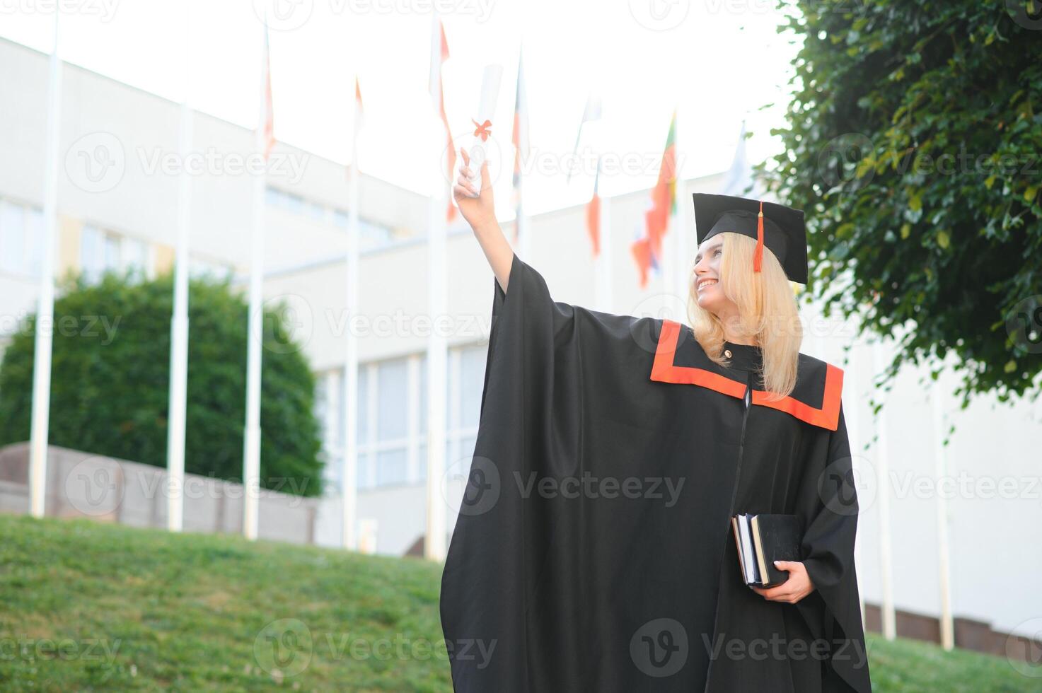 uma jovem fêmea graduado contra a fundo do universidade. foto