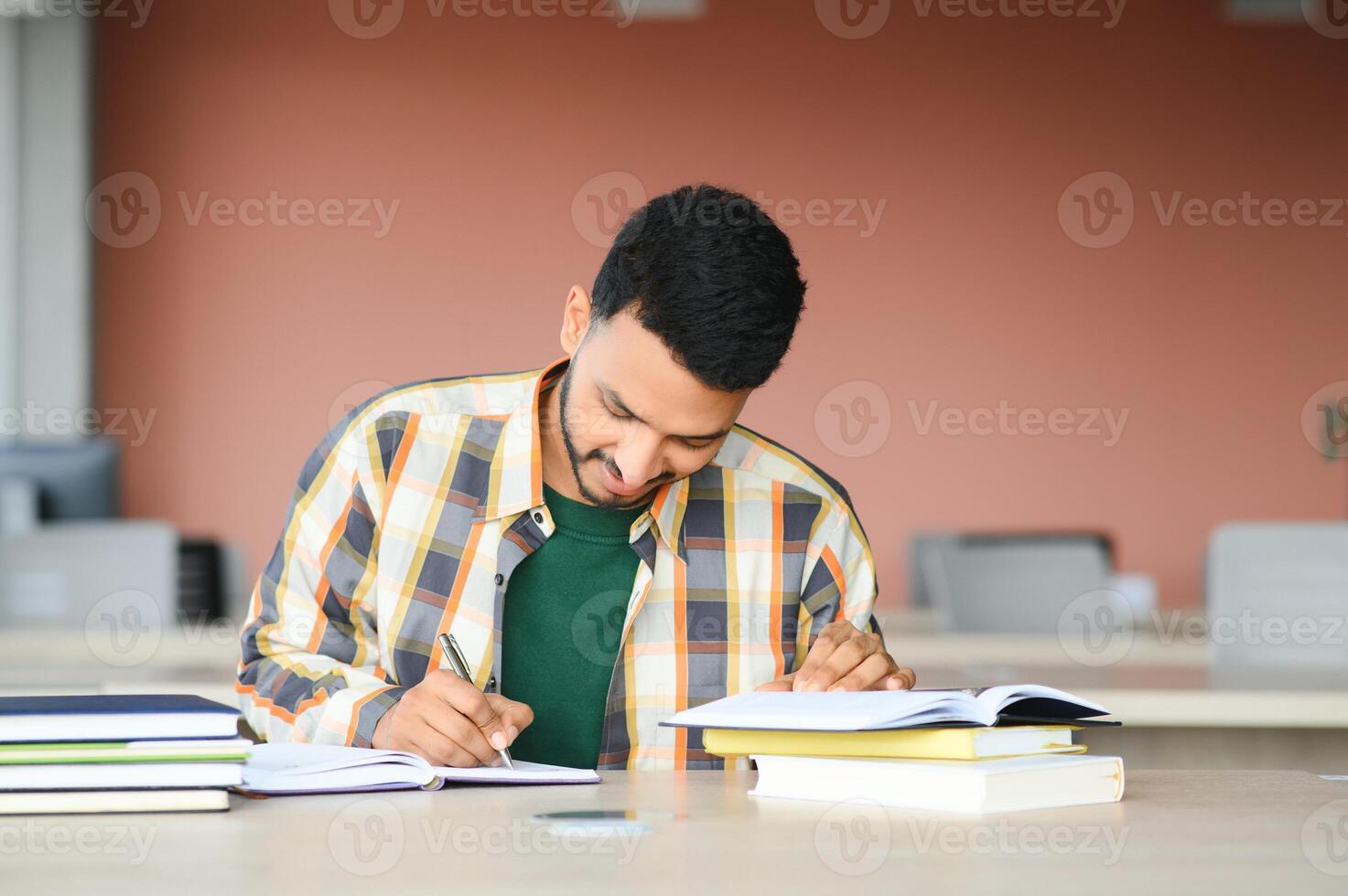 bonito e jovem indiano masculino Faculdade estudante. foto