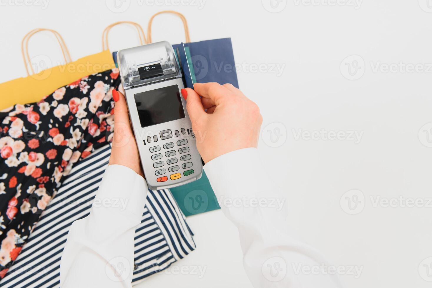mão com crédito cartão furto através terminal para venda dentro supermercado. crédito cartão Forma de pagamento através uma compras terminal às compras foto
