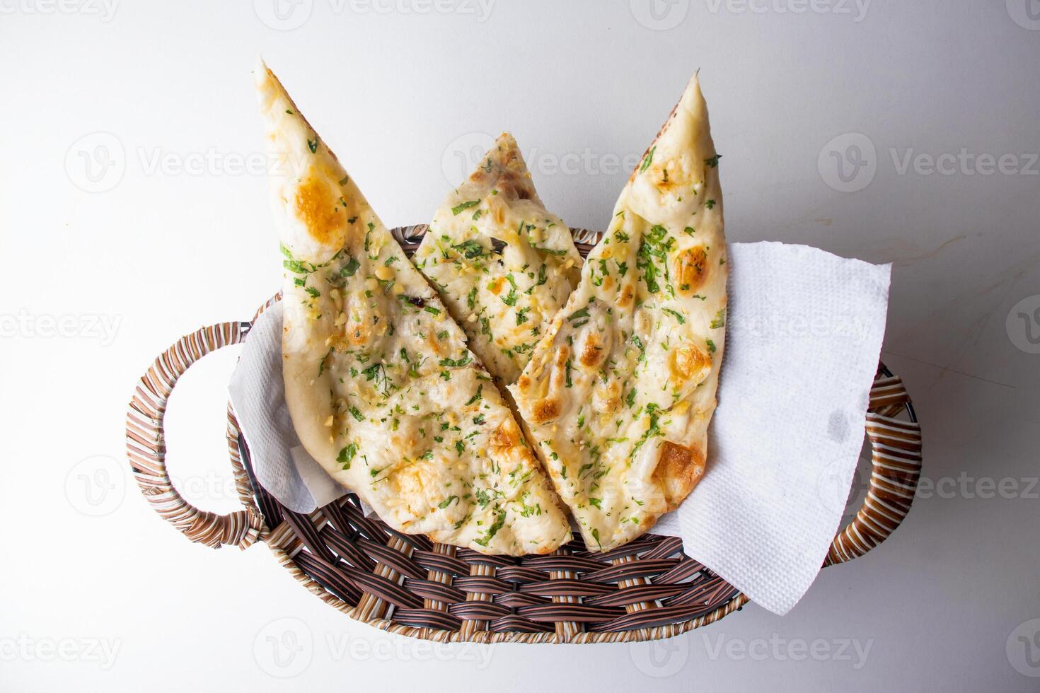 tandoori alho naan servido dentro uma cesta isolado em cinzento fundo topo Visão do Bangladesh Comida foto