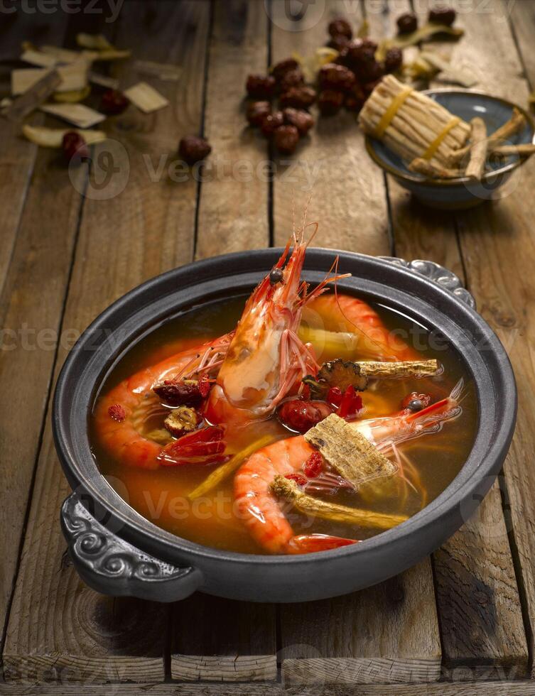 viver camarão com ervas sopa e chinês vinho servido dentro prato isolado em mesa topo Visão do Comida foto