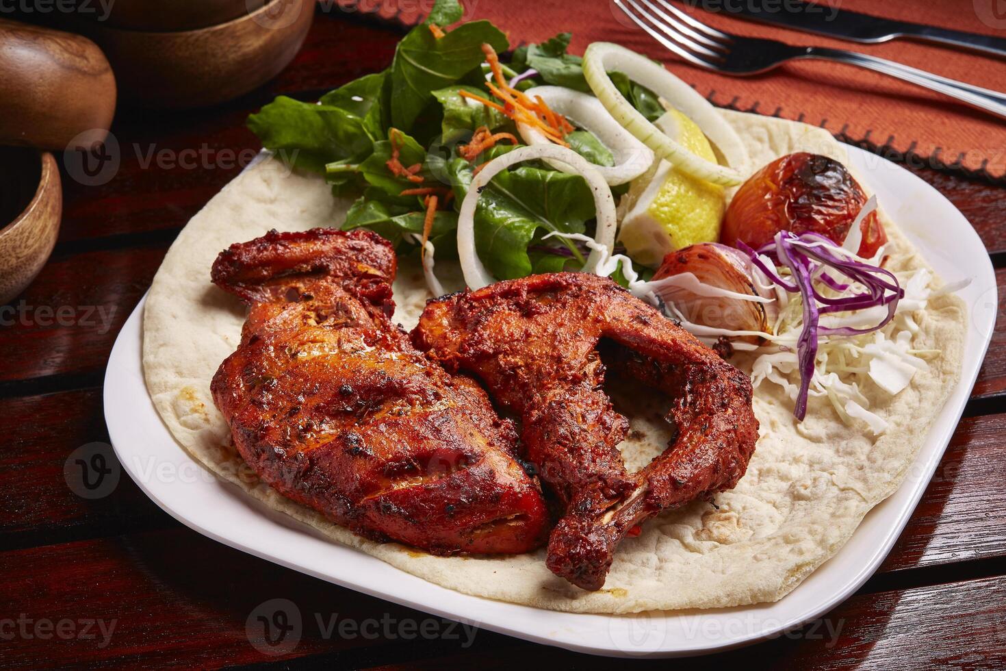 grelhado tandoori frango com pão, salada e limão servido dentro prato isolado em mesa lado Visão do meio leste Comida foto