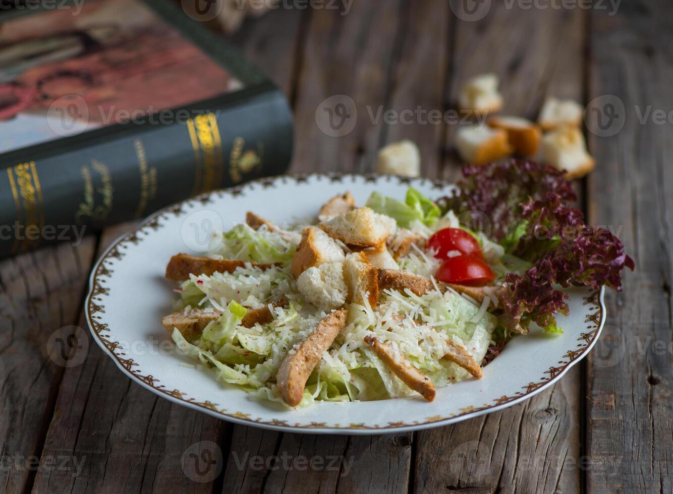 fresco saudável frango César salada servido dentro uma prato isolado em de madeira fundo lado Visão foto