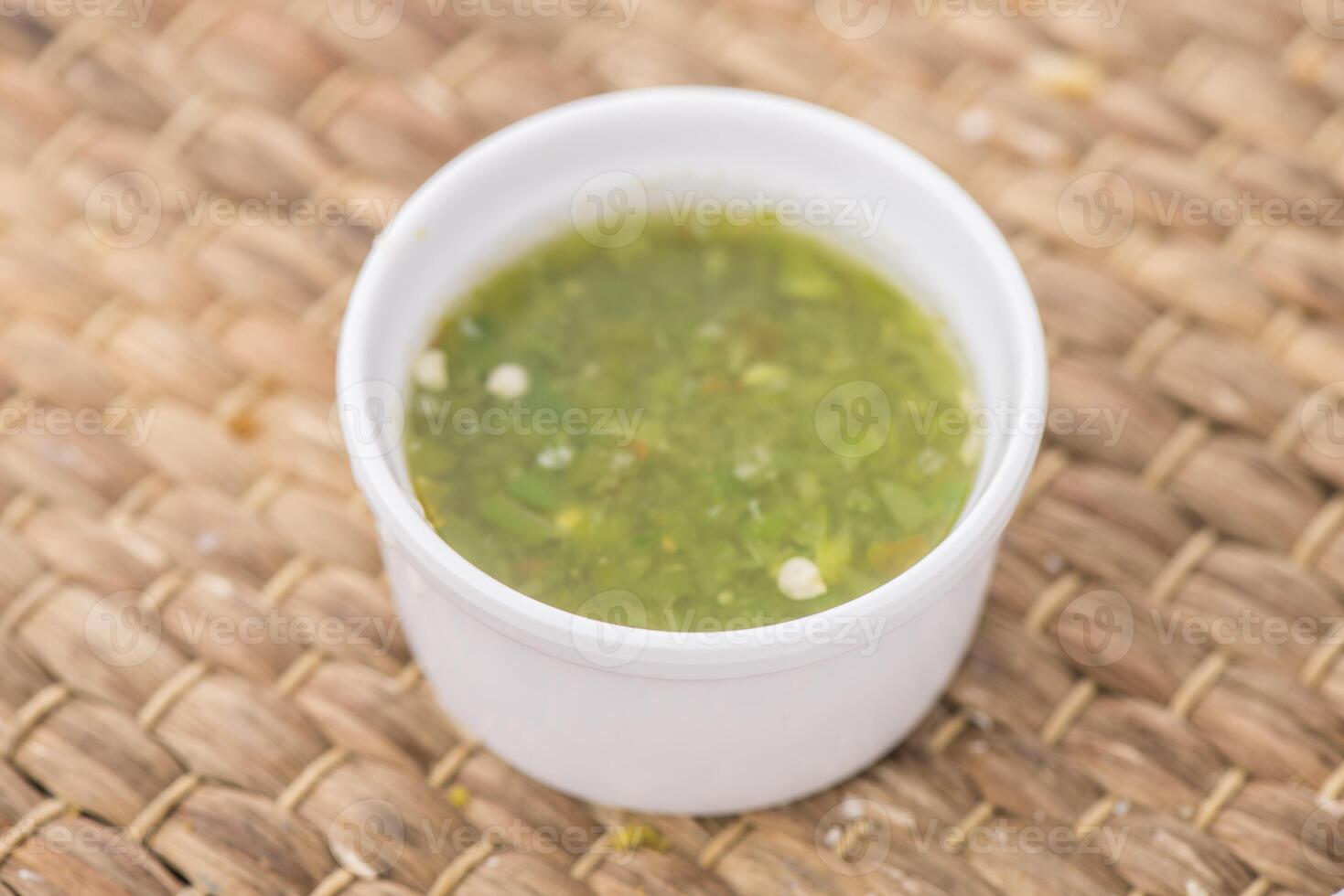 verde tempero molho servido dentro prato isolado em mesa lado Visão do árabe Comida foto