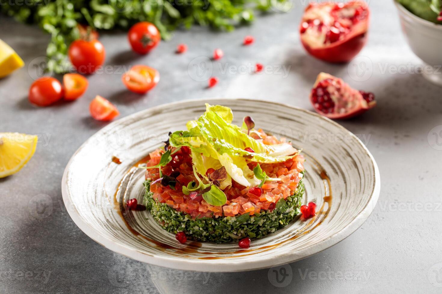 tabule com romã sementes, cereja tomate e pepino servido dentro prato isolado em mesa topo Visão do árabe café da manhã foto