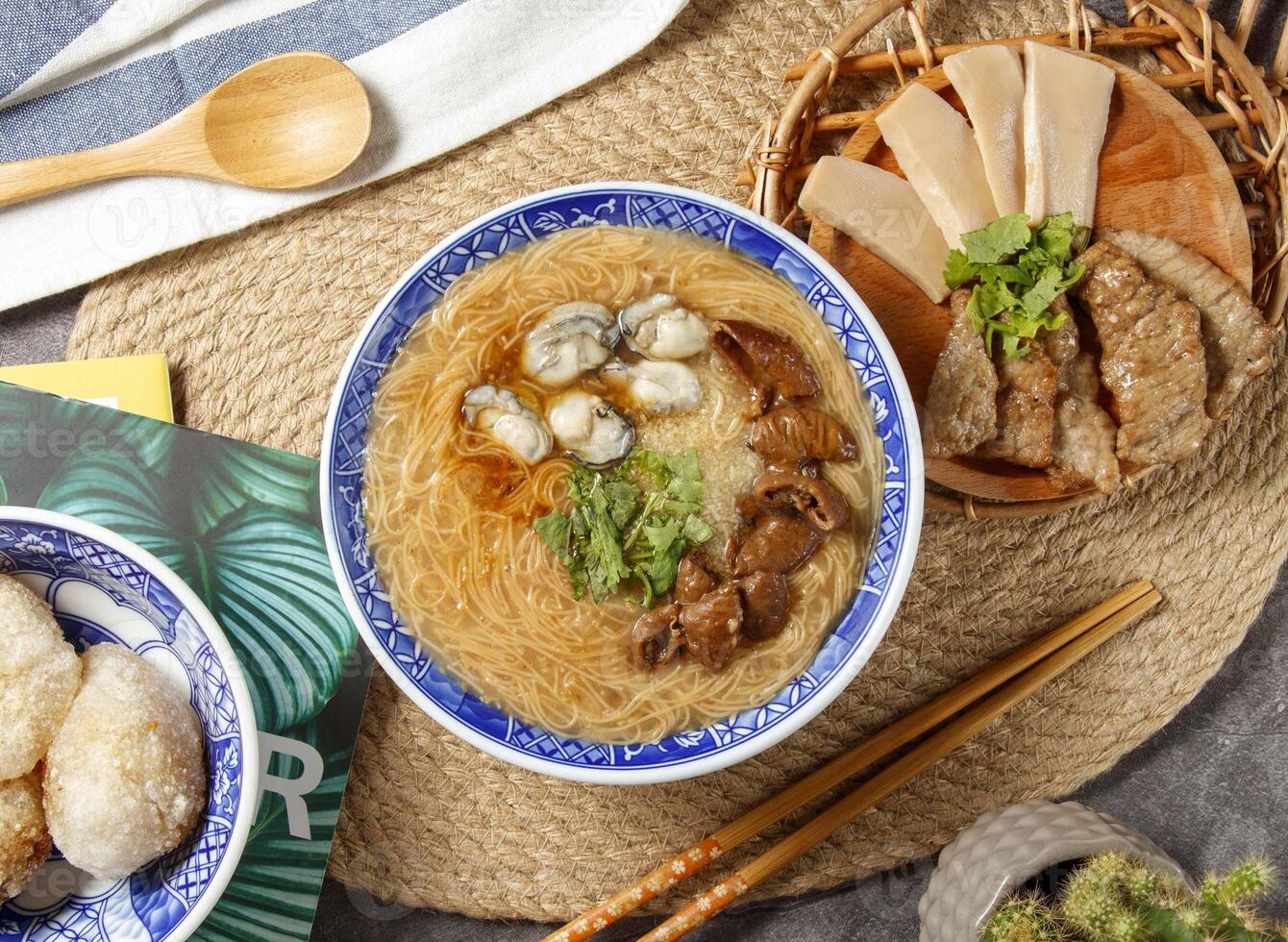 compreensivo Macarrão com pauzinhos e colher servido dentro tigela isolado em mesa topo Visão do chinês Comida foto