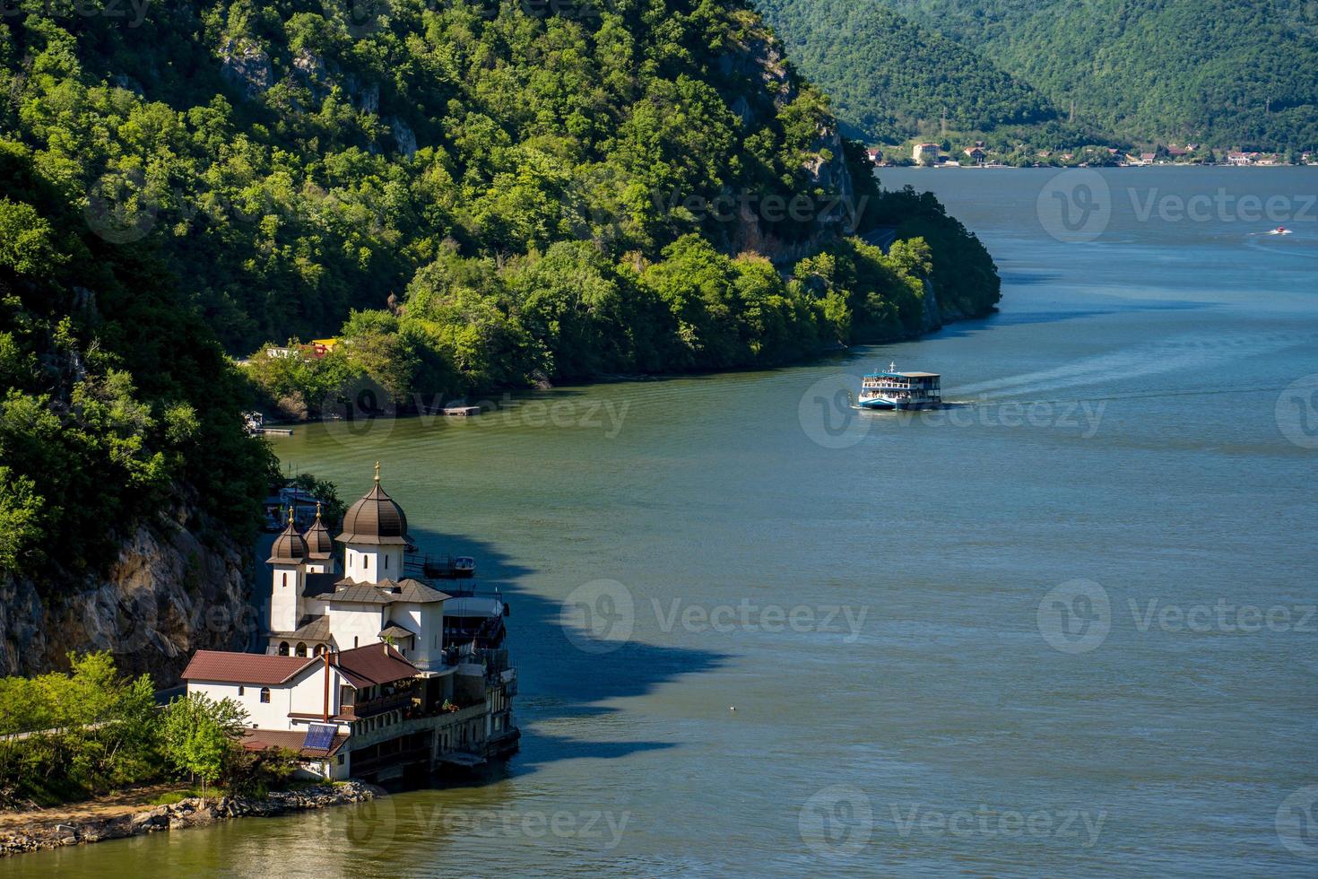 Mosteiro de mraconia no lado romeno do desfiladeiro de djerdap do rio Danúbio foto