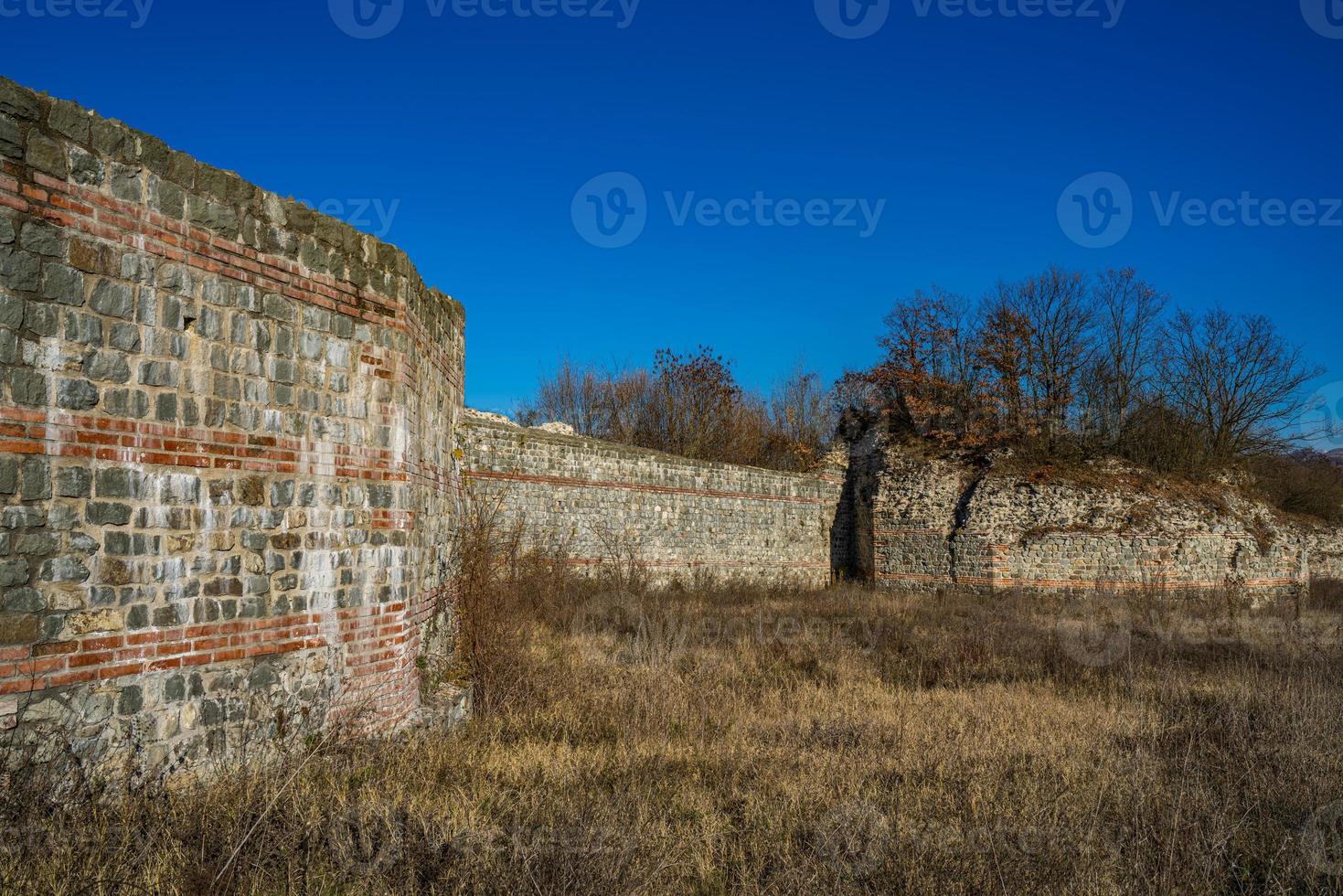 vestígios do antigo complexo romano de palácios e templos felix romuliana perto de gamzigrad, sérvia foto