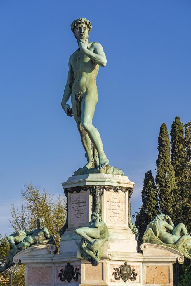 estátua de david por michelangelo na piazza michelangelo em florença, itália foto