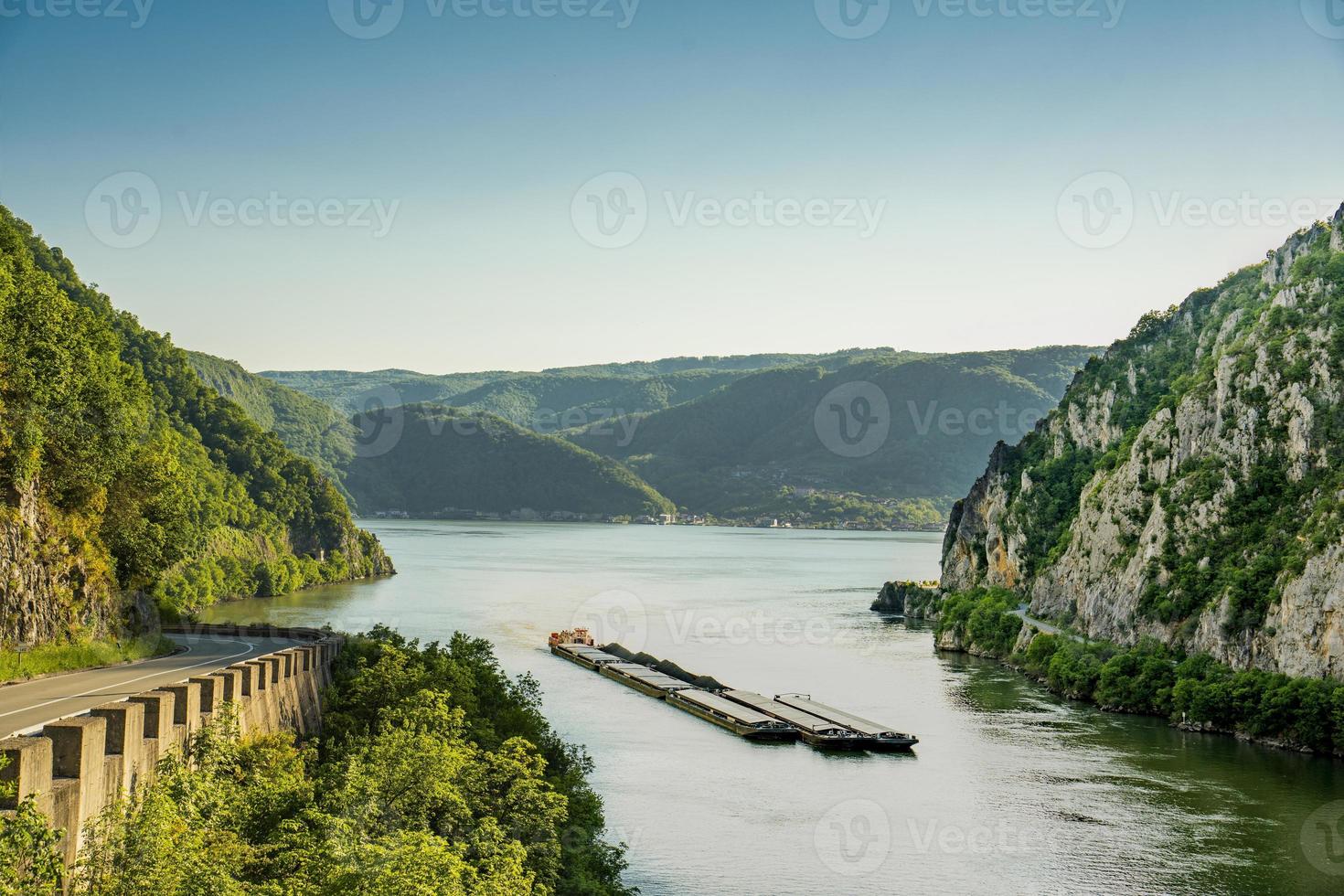 navio de carga no desfiladeiro do danúbio em djerdap, na fronteira sérvio-romeno foto