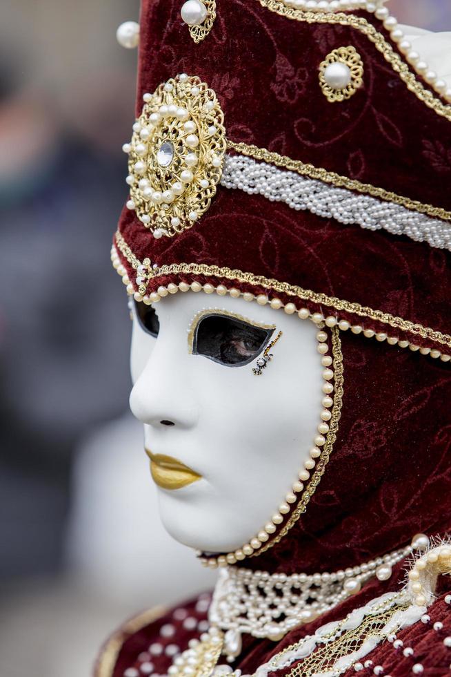 veneza, itália, 9 de fevereiro de 2013 - pessoa não identificada com máscara de carnaval veneziano em veneza, itália. em 2013 é realizada de 26 de janeiro a 12 de fevereiro. foto