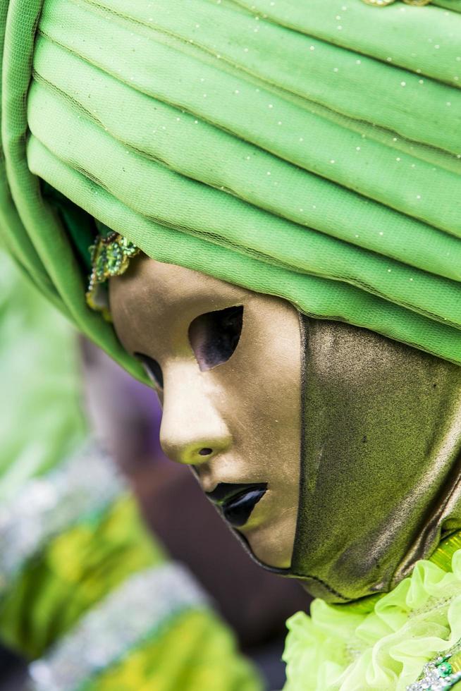 veneza, itália, 9 de fevereiro de 2013 - pessoa não identificada com máscara de carnaval veneziano em veneza, itália. em 2013 é realizada de 26 de janeiro a 12 de fevereiro. foto